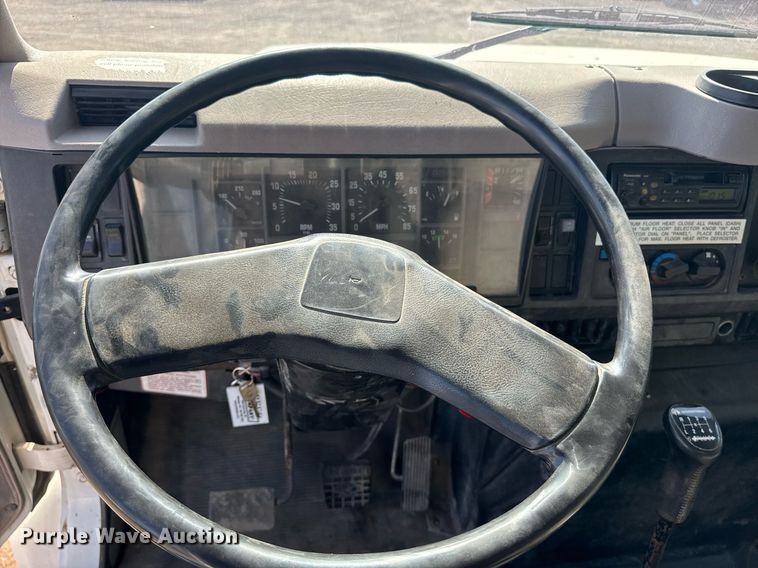 image for item DU7870 1999 International 4900 dump truck