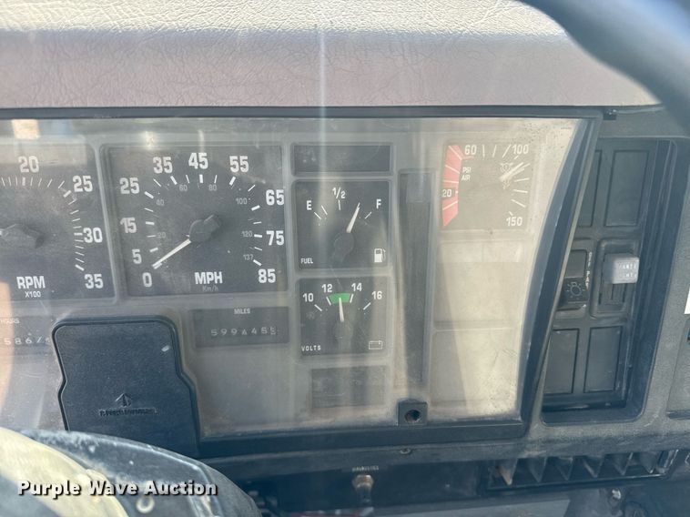 image for item DU7870 1999 International 4900 dump truck