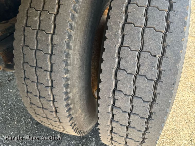 image for item DU7870 1999 International 4900 dump truck