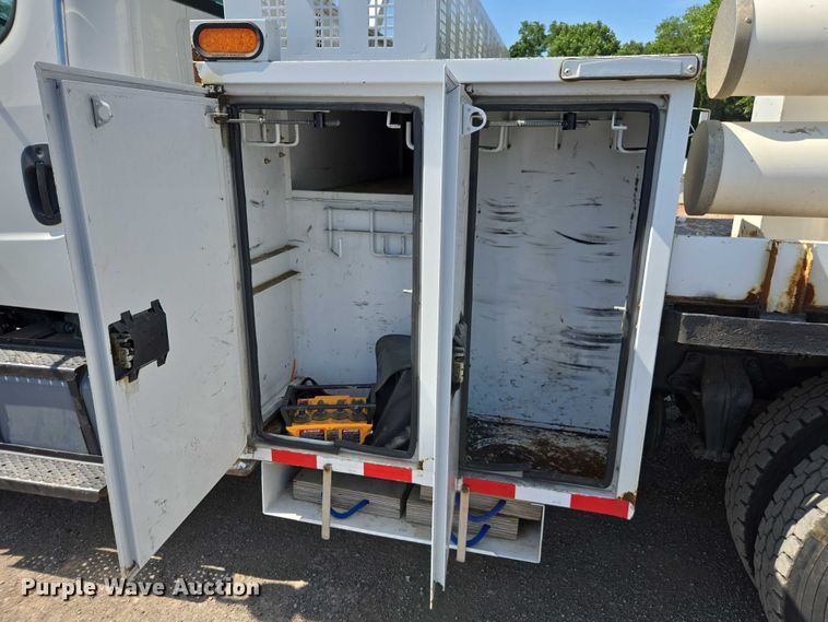 image for item DU7871 2013 Freightliner Business Class M2 digger derrick truck