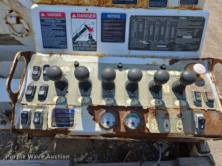 image for item DU7871 2013 Freightliner Business Class M2 digger derrick truck