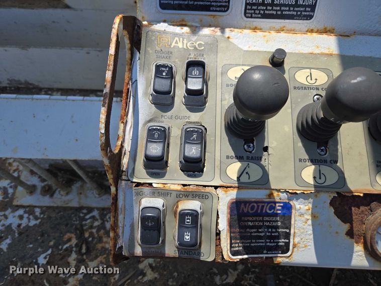 image for item DU7871 2013 Freightliner Business Class M2 digger derrick truck