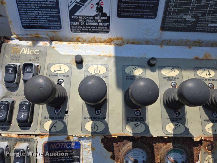 image for item DU7871 2013 Freightliner Business Class M2 digger derrick truck