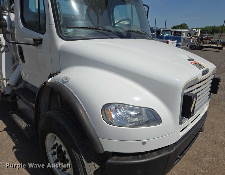 image for item DU7871 2013 Freightliner Business Class M2 digger derrick truck