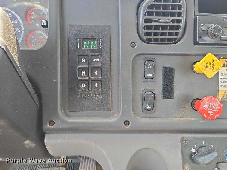 image for item DU7871 2013 Freightliner Business Class M2 digger derrick truck