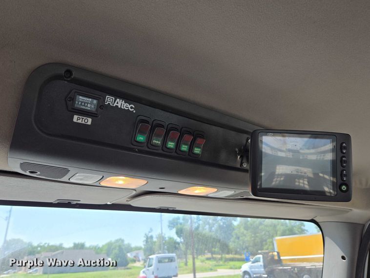 image for item DU7871 2013 Freightliner Business Class M2 digger derrick truck