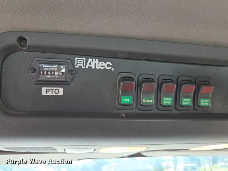 image for item DU7871 2013 Freightliner Business Class M2 digger derrick truck