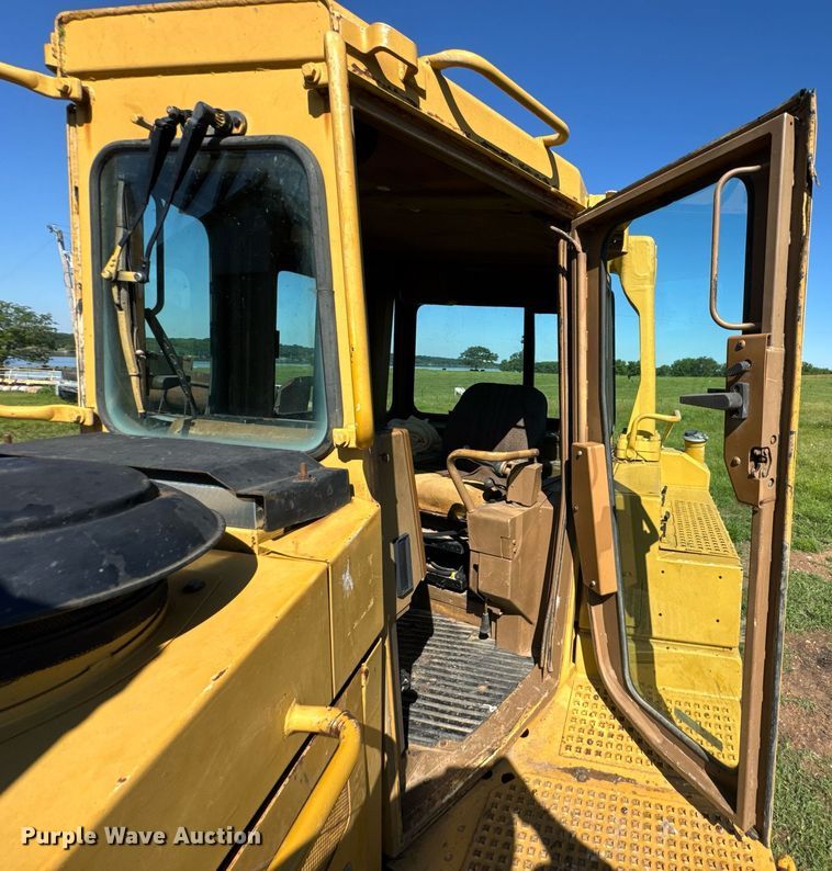 image for item DU9785 1989 Caterpillar D6H Series II dozer