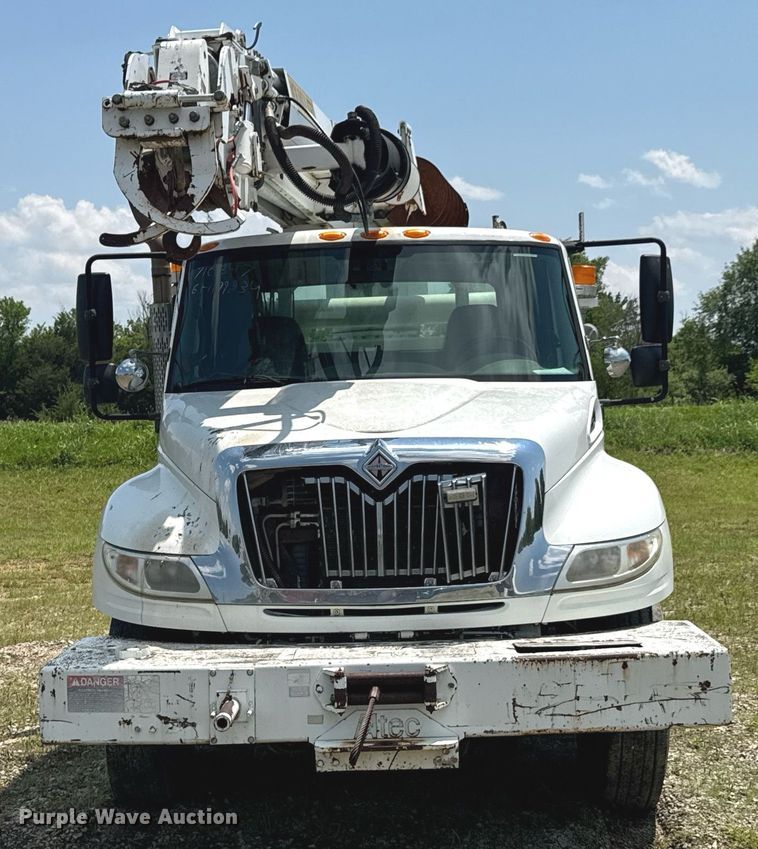 image for item DU9847 2006 International 4400 digger derrick truck