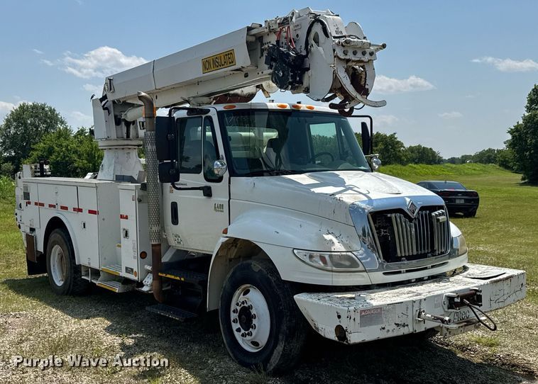 image for item DU9847 2006 International 4400 digger derrick truck