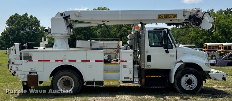 image for item DU9847 2006 International 4400 digger derrick truck