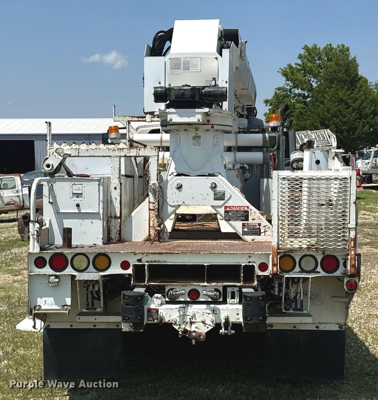 image for item DU9847 2006 International 4400 digger derrick truck