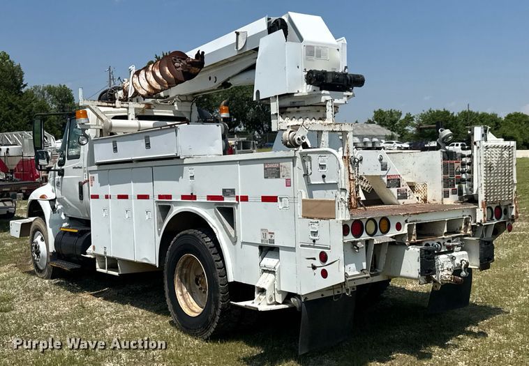 image for item DU9847 2006 International 4400 digger derrick truck