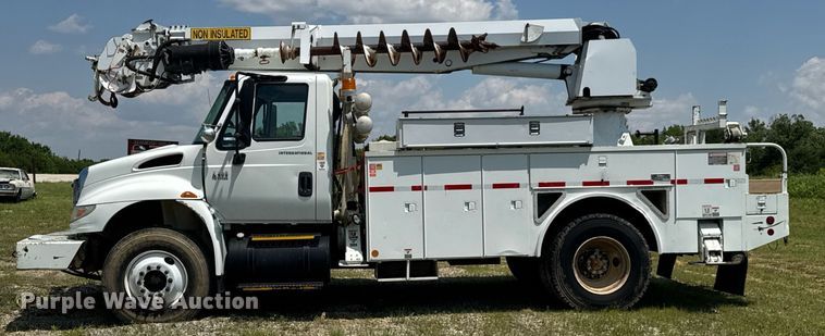 image for item DU9847 2006 International 4400 digger derrick truck