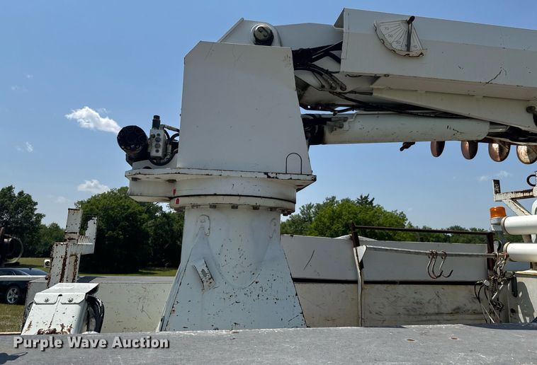 image for item DU9847 2006 International 4400 digger derrick truck