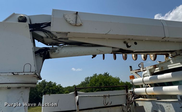 image for item DU9847 2006 International 4400 digger derrick truck