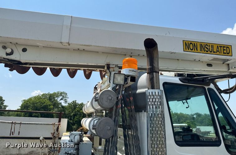 image for item DU9847 2006 International 4400 digger derrick truck