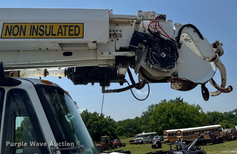 image for item DU9847 2006 International 4400 digger derrick truck