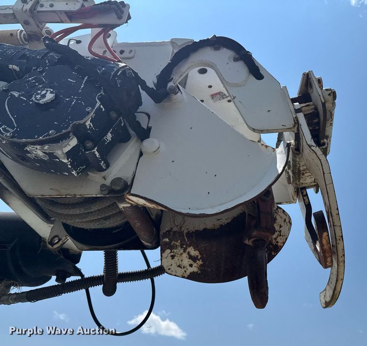 image for item DU9847 2006 International 4400 digger derrick truck