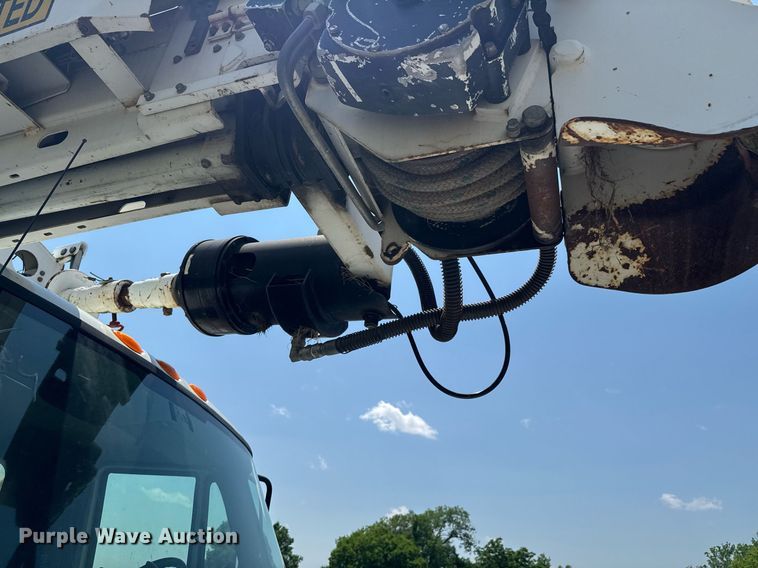 image for item DU9847 2006 International 4400 digger derrick truck