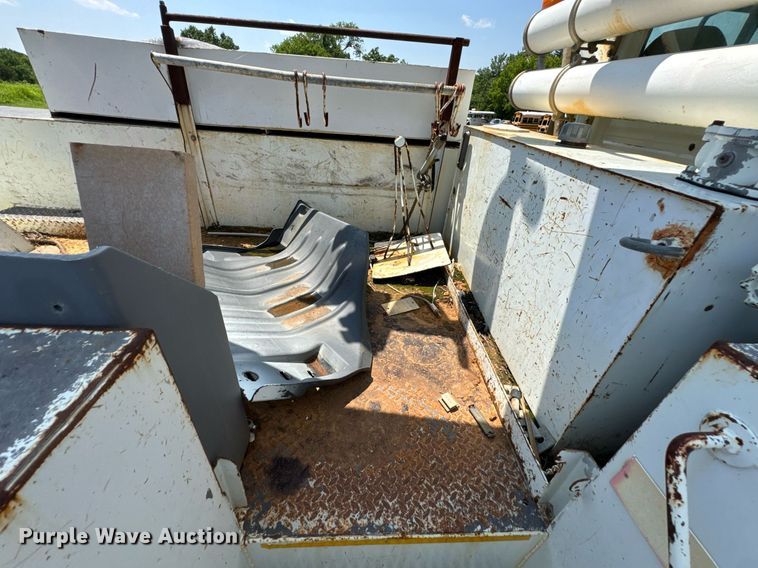 image for item DU9847 2006 International 4400 digger derrick truck