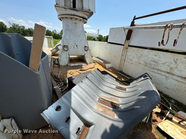 image for item DU9847 2006 International 4400 digger derrick truck