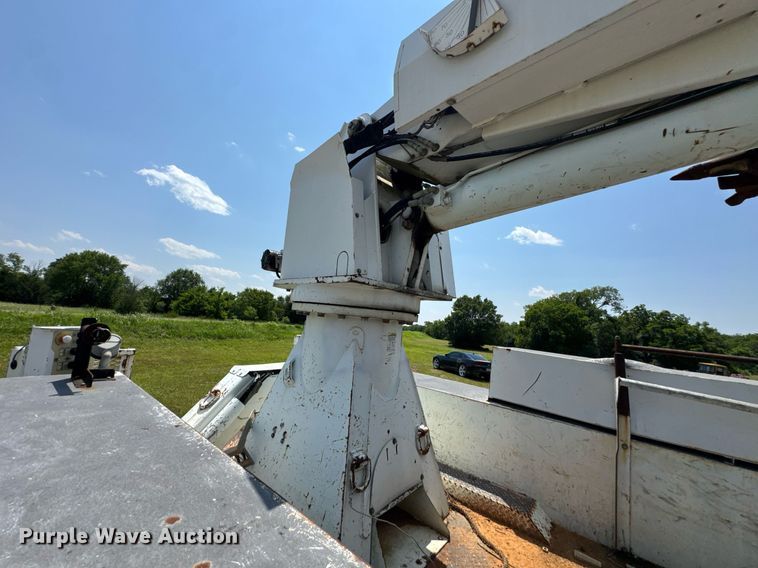 image for item DU9847 2006 International 4400 digger derrick truck