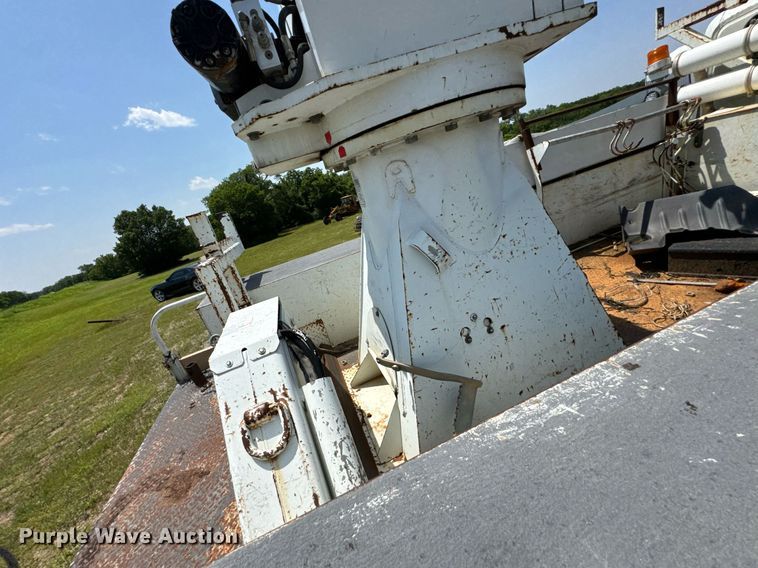 image for item DU9847 2006 International 4400 digger derrick truck