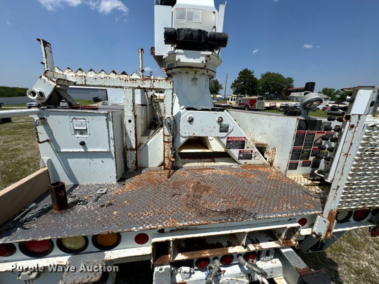 image for item DU9847 2006 International 4400 digger derrick truck