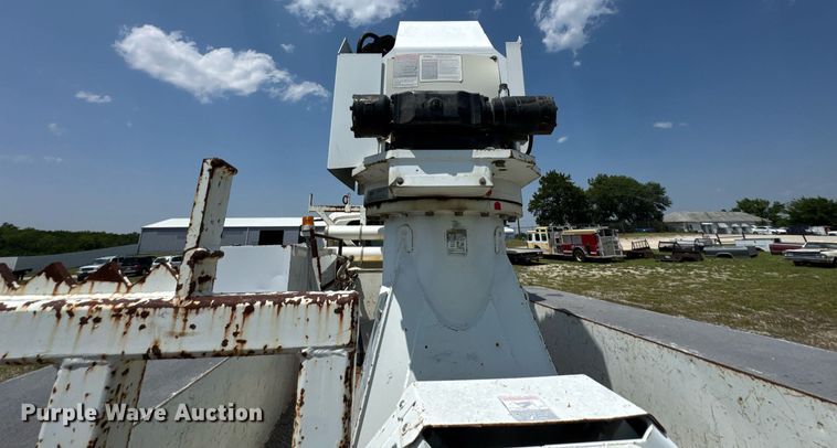 image for item DU9847 2006 International 4400 digger derrick truck