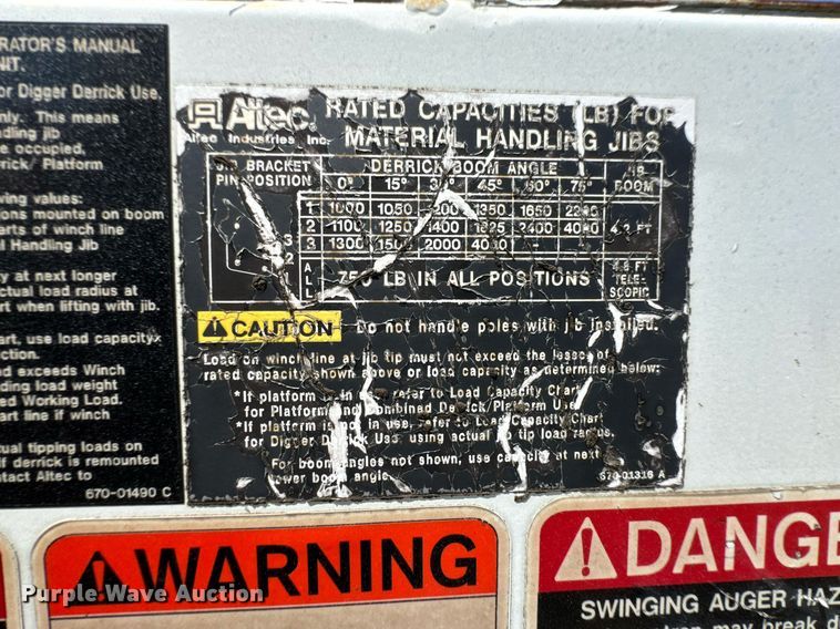 image for item DU9847 2006 International 4400 digger derrick truck