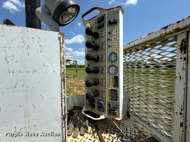 image for item DU9847 2006 International 4400 digger derrick truck