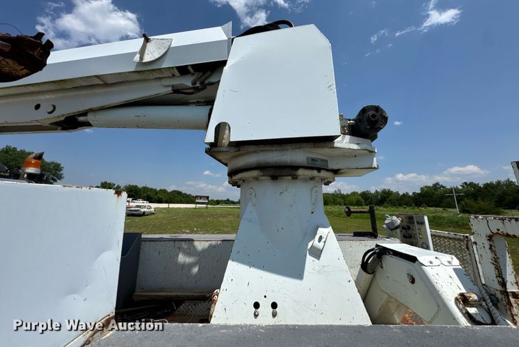 image for item DU9847 2006 International 4400 digger derrick truck