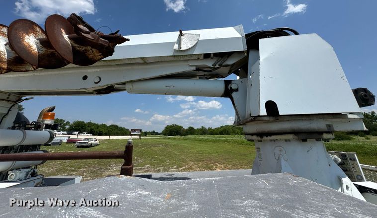 image for item DU9847 2006 International 4400 digger derrick truck