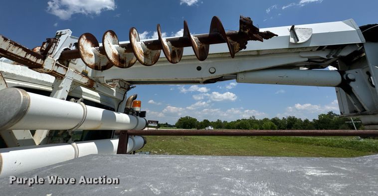 image for item DU9847 2006 International 4400 digger derrick truck