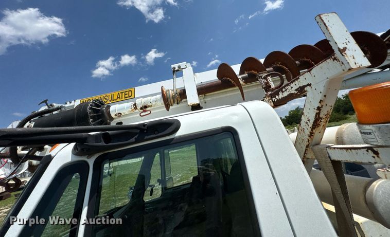 image for item DU9847 2006 International 4400 digger derrick truck