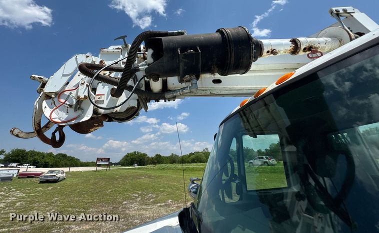 image for item DU9847 2006 International 4400 digger derrick truck