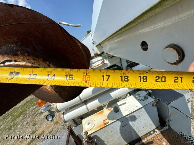 image for item DU9847 2006 International 4400 digger derrick truck