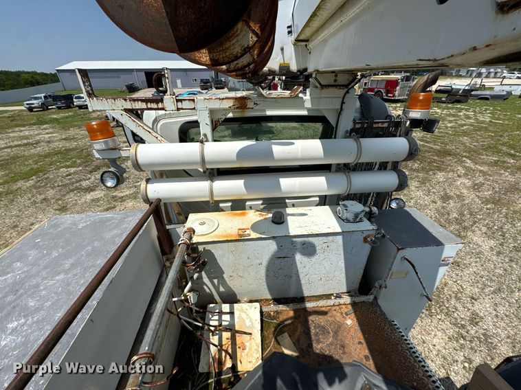 image for item DU9847 2006 International 4400 digger derrick truck