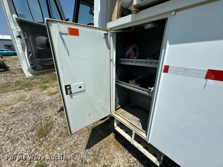 image for item DU9847 2006 International 4400 digger derrick truck