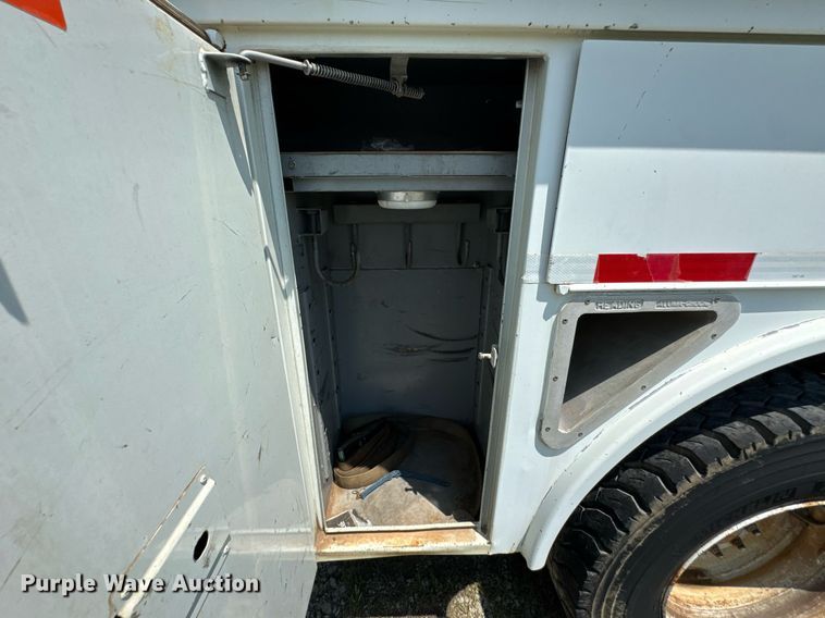 image for item DU9847 2006 International 4400 digger derrick truck