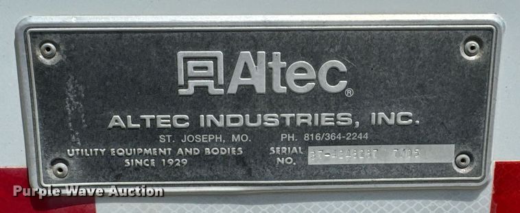 image for item DU9847 2006 International 4400 digger derrick truck