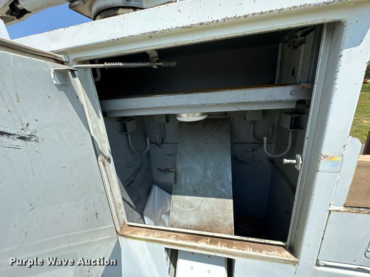 image for item DU9847 2006 International 4400 digger derrick truck