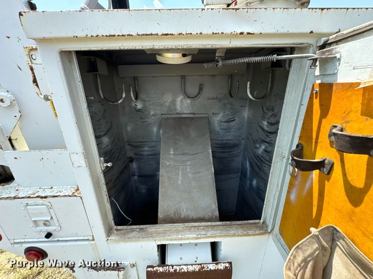 image for item DU9847 2006 International 4400 digger derrick truck