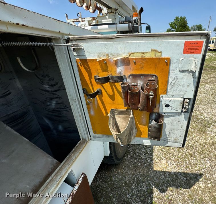 image for item DU9847 2006 International 4400 digger derrick truck