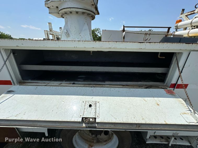 image for item DU9847 2006 International 4400 digger derrick truck