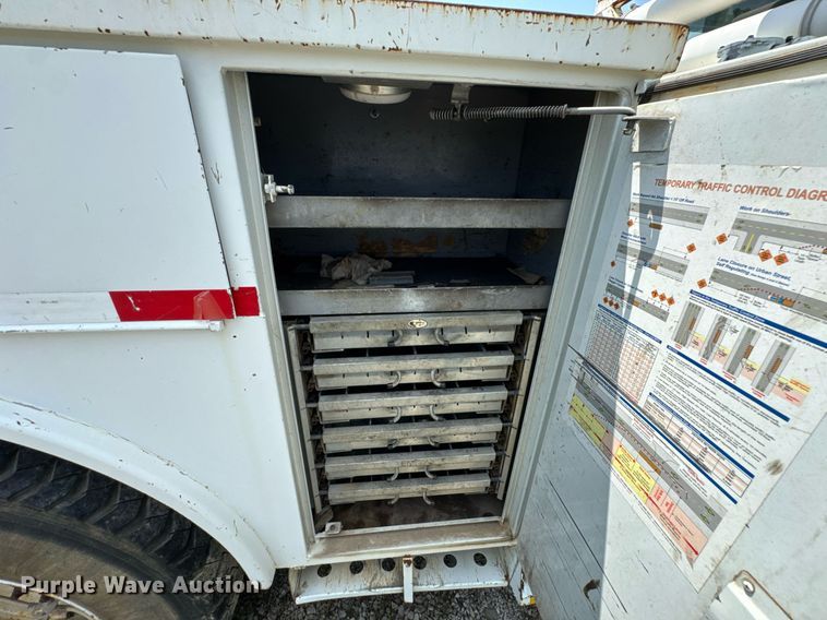 image for item DU9847 2006 International 4400 digger derrick truck