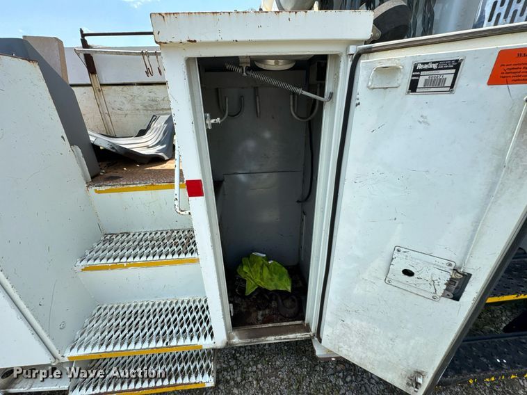 image for item DU9847 2006 International 4400 digger derrick truck