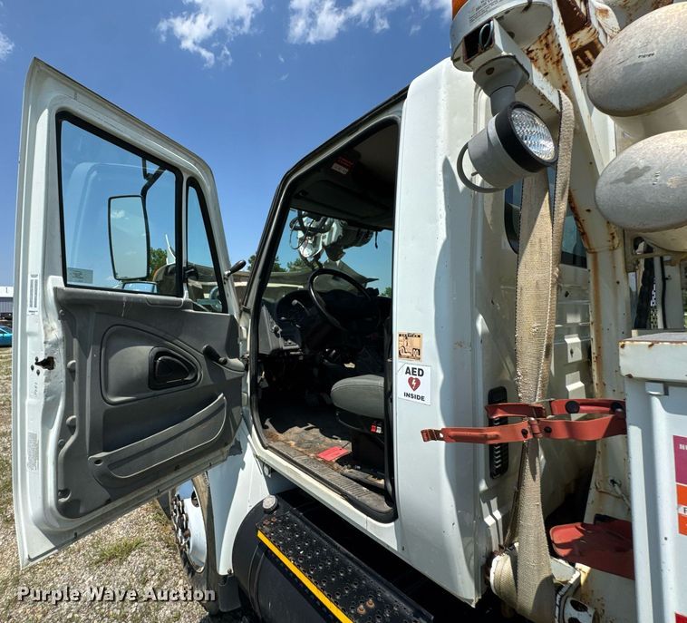 image for item DU9847 2006 International 4400 digger derrick truck