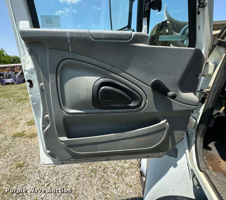 image for item DU9847 2006 International 4400 digger derrick truck